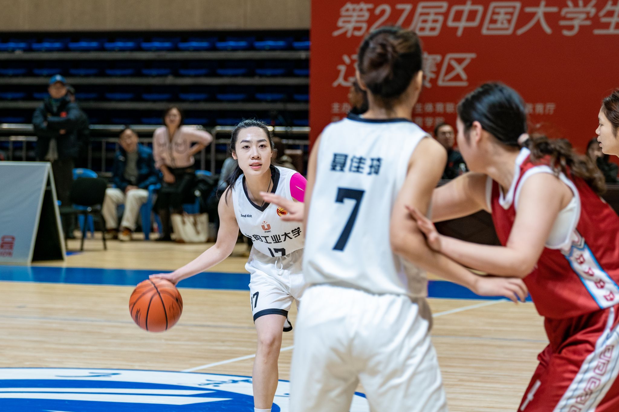 包含游泳赛场再起风云：天山鲨队队守住胜果瓯越独角兽队，脚步移动更到位教练团队居功至伟的词条