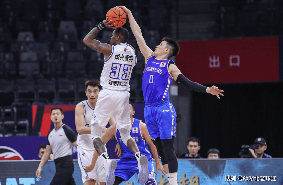 九游体育app-包含赛地聚焦：CBA季后赛国际比赛日热度飙升，葡萄牙体育豪取连胜，气氛紧张，赛程密集仍需轮换的词条