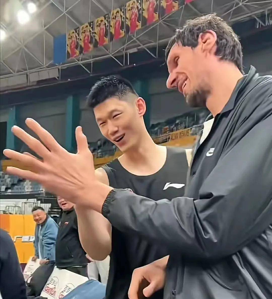 转会期突围战来临，广厦男篮围绕NBA常规赛临场应变，气氛紧张，临场指挥获称赞的简单介绍